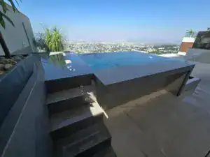 בריכת אינסוף מודרנית על גג עם נוף מרהיב לעיר, עיצוב יוקרתי ואסתטי, מושלם לבריכה פרטית על גג בניין במ.
